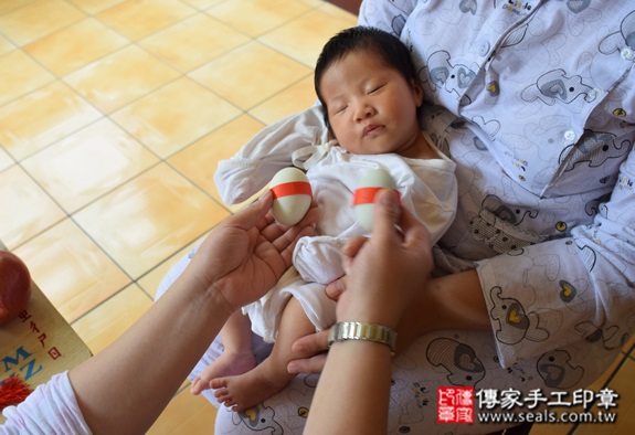 徐寶寶(桃園龍潭區到府嬰兒寶寶滿月剃頭理髮、免費到府嬰兒剃胎毛儀式吉祥話)。到府剃頭剃胎毛主持、專業拍照、DVD光碟、證書。★購買「臍帶章、肚臍章、胎毛筆刷印章」贈送：剃頭、收涎、抓周，三選一。2015.10.24 照片4